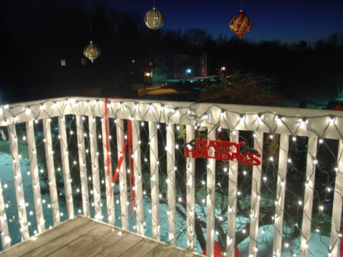 How to decorate apartment balcony for christmas