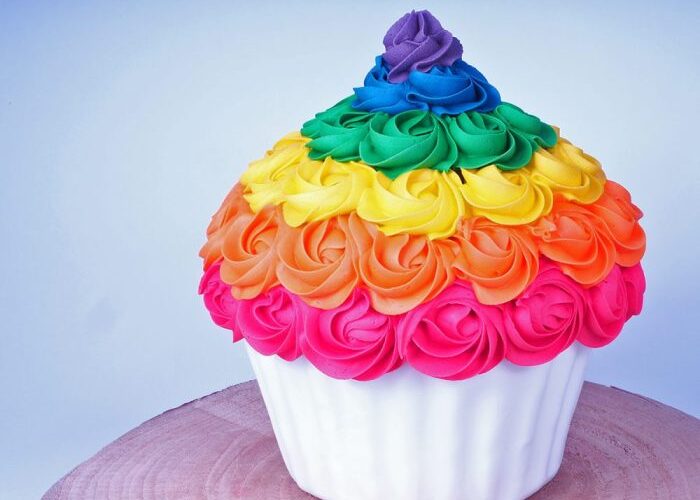 How to Decorate a Jumbo Cupcake Cake