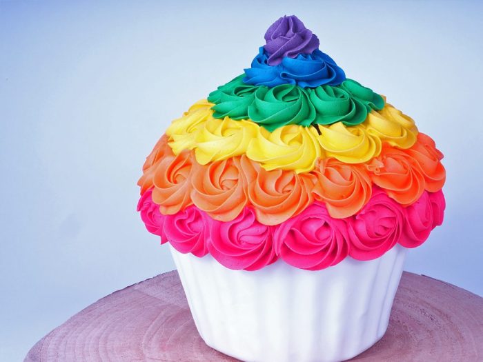 How to decorate jumbo cupcake cake