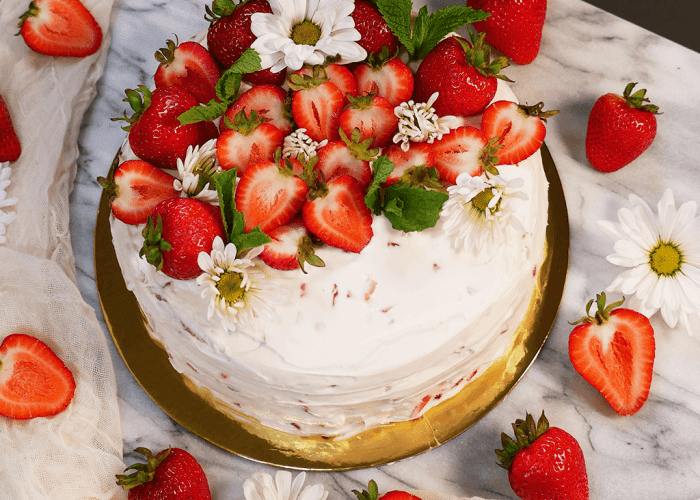 Decorate Individual Strawberry Cake Slices: A Guide