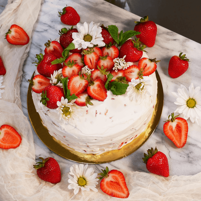 How to decorate individual slices of strawberry cake