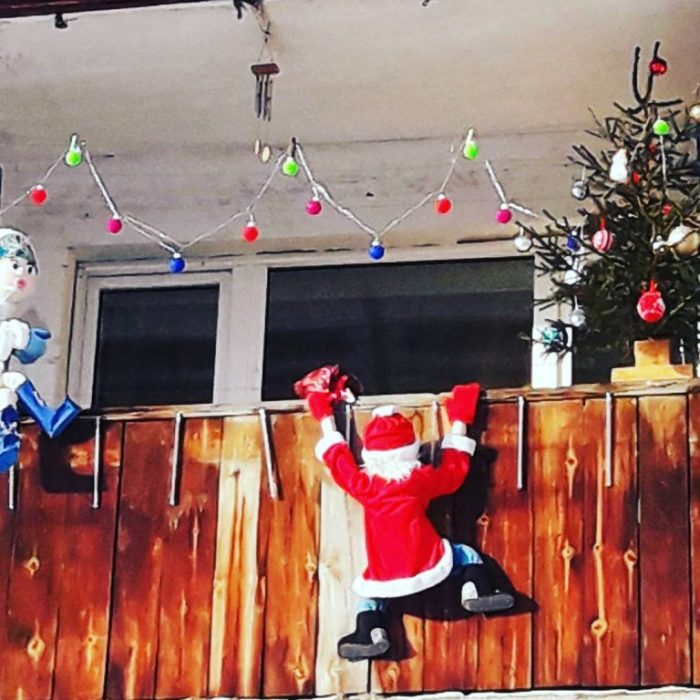 How to decorate apartment balcony for christmas