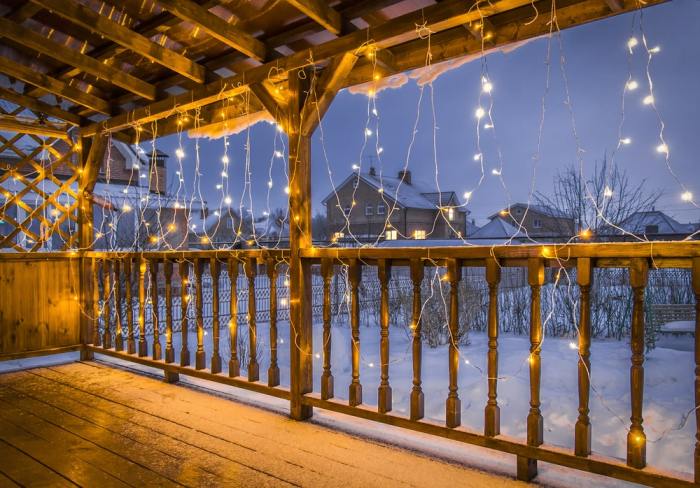 How to decorate apartment balcony for christmas