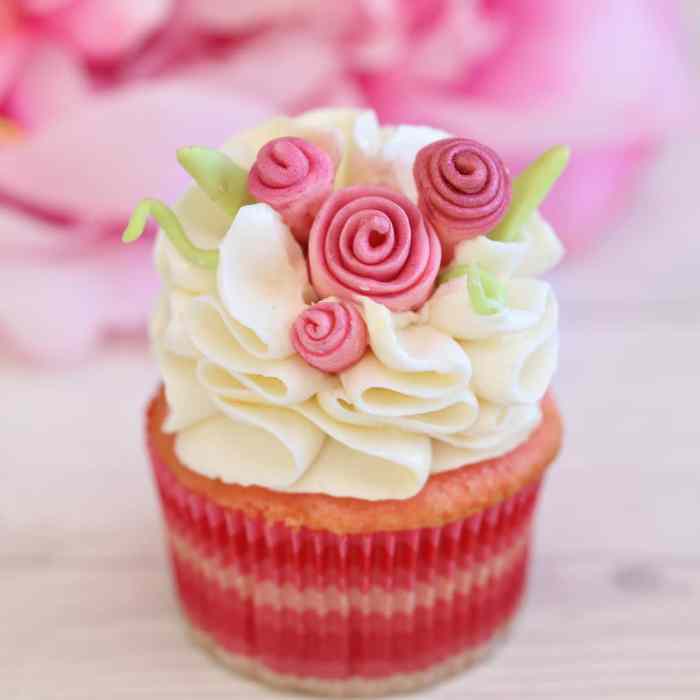 How to decorate giant cupcake cake with fondant