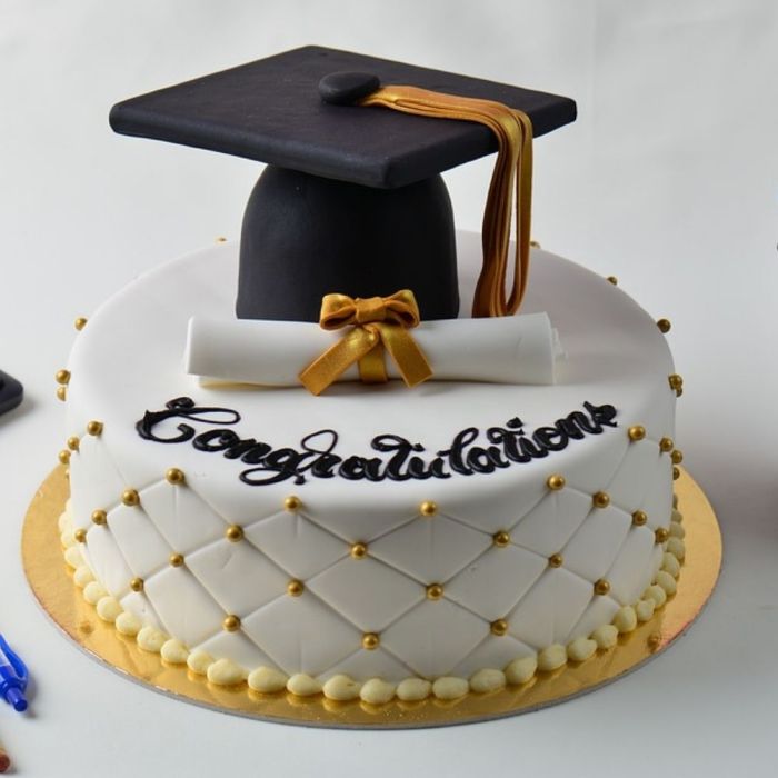 How to decorate graduation cake