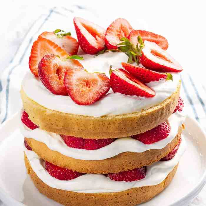 How to decorate individual slices of strawberry cake