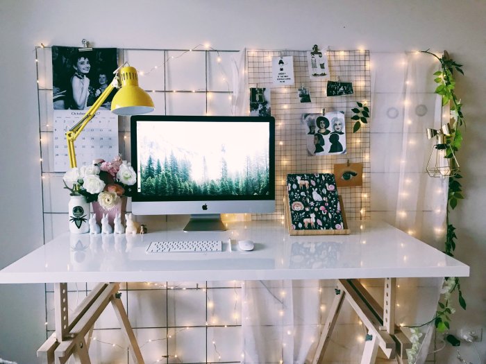 How to decorate an office for the holidays