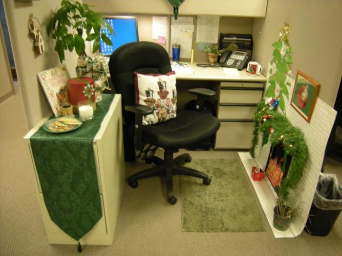 How to decorate an office for the holidays