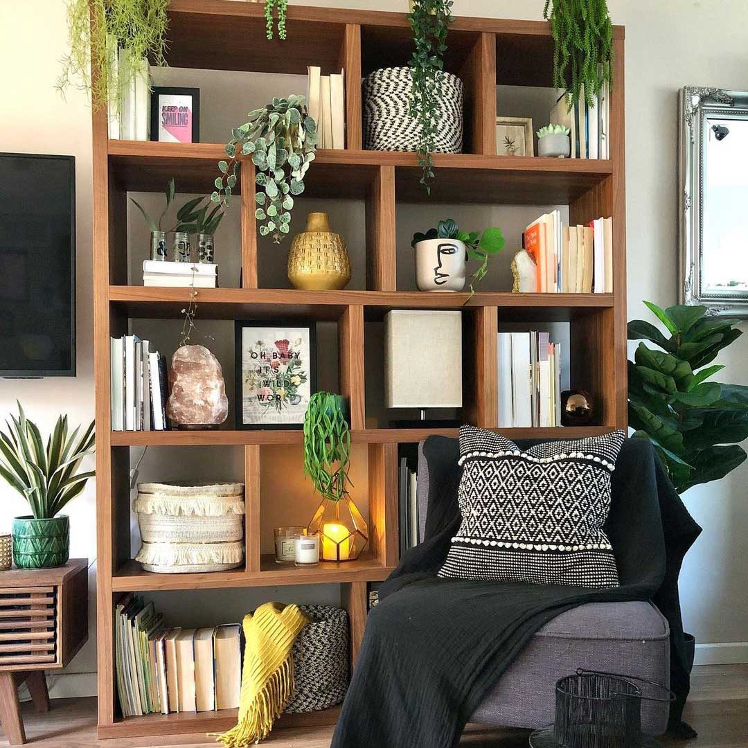 How to decorate living room shelf